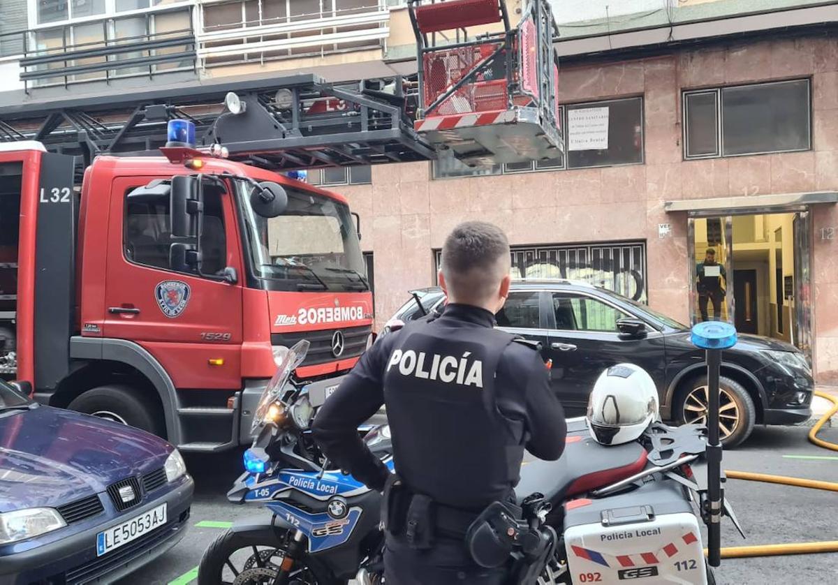 Bomberos de León trabajan en el edificio de Alfonso IX.