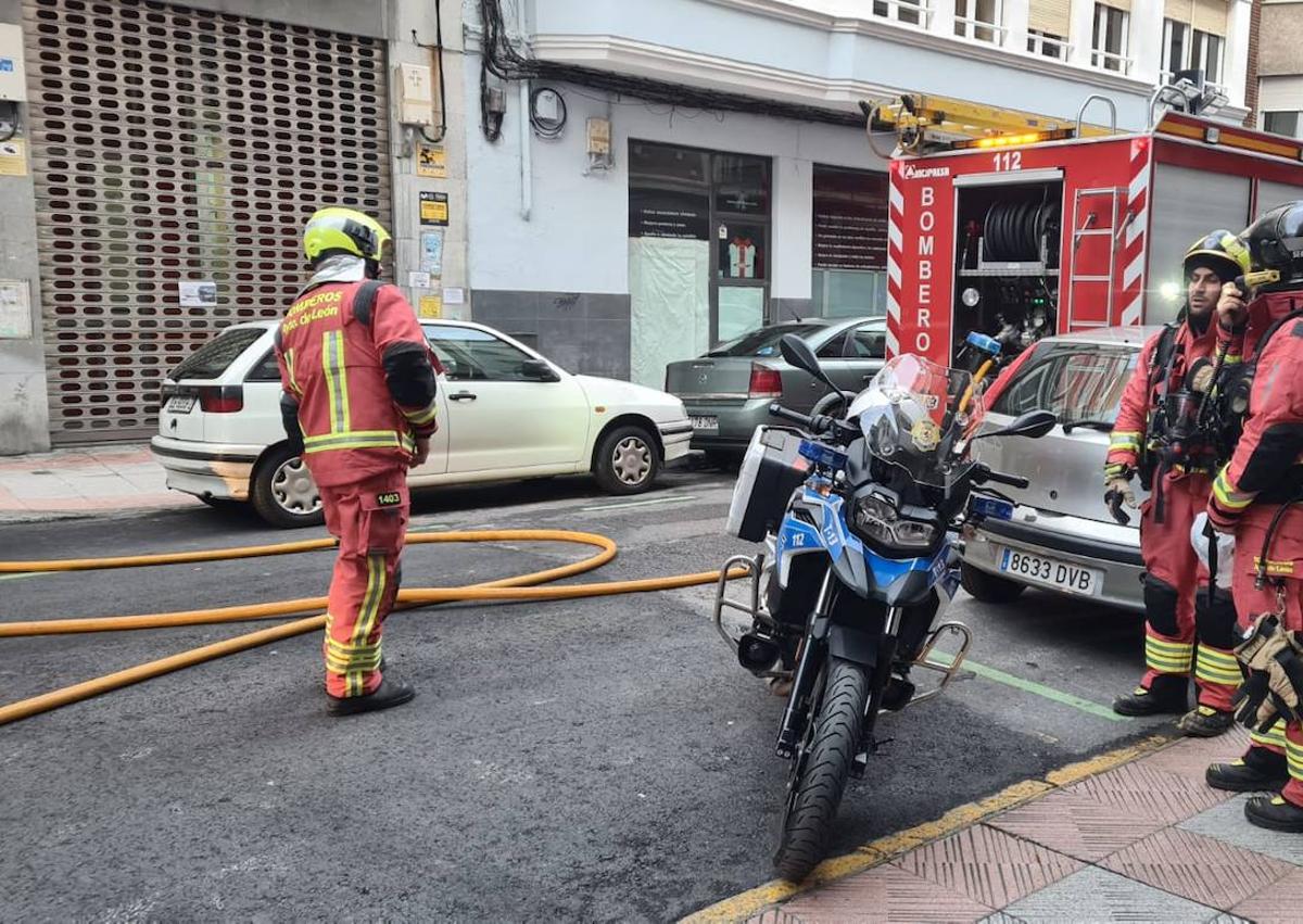 Imagen secundaria 1 - El humo que salía de un enchufe en una casa de Alfonso IX moviliza a los bomberos