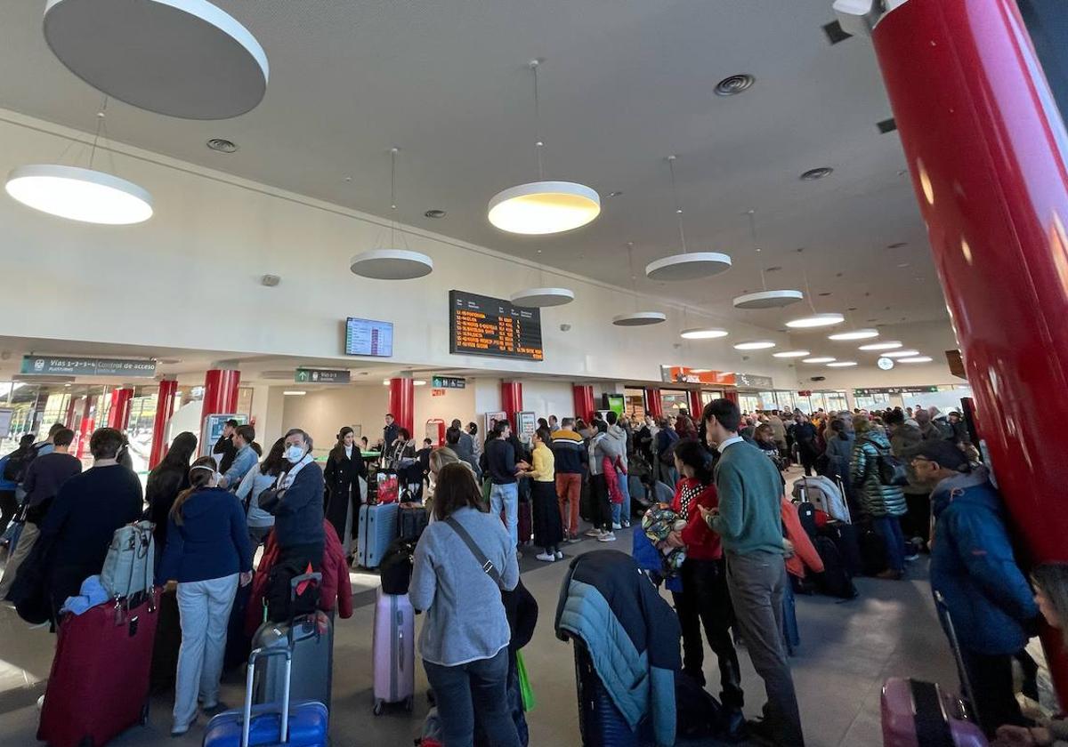 Imagen de la estación de León tras no salir el AVE previsto.