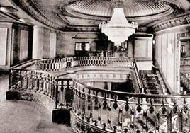 Imagen de la escalera y lámpara en el hall de entrada al teatro.