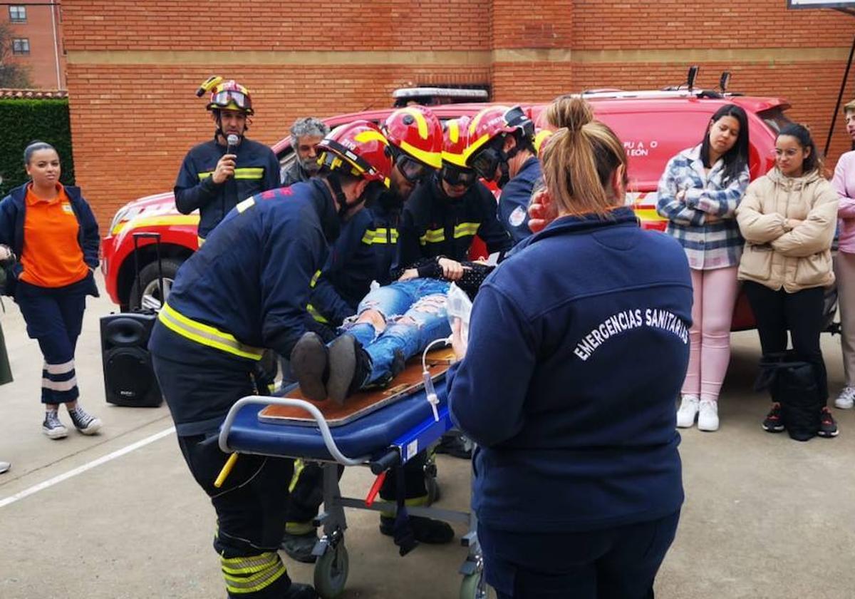 Clase con los Bomberos de León en el módulo de Emergencias Sanitarias.