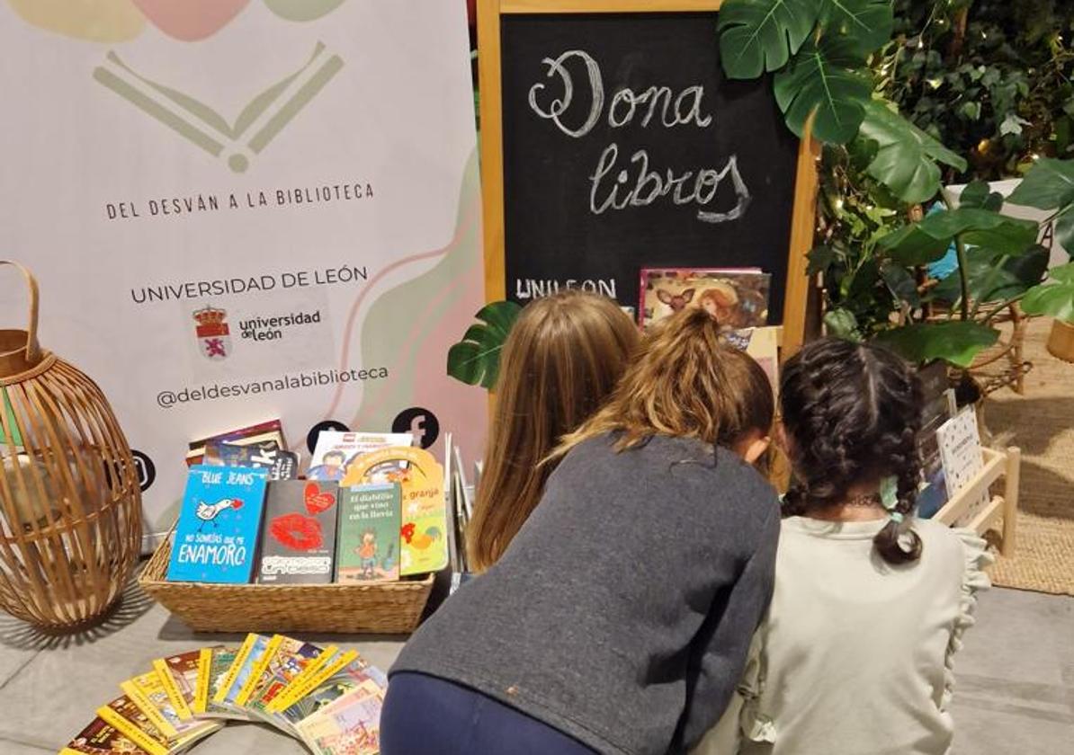 Tres niñas con algunos de los libros donados.