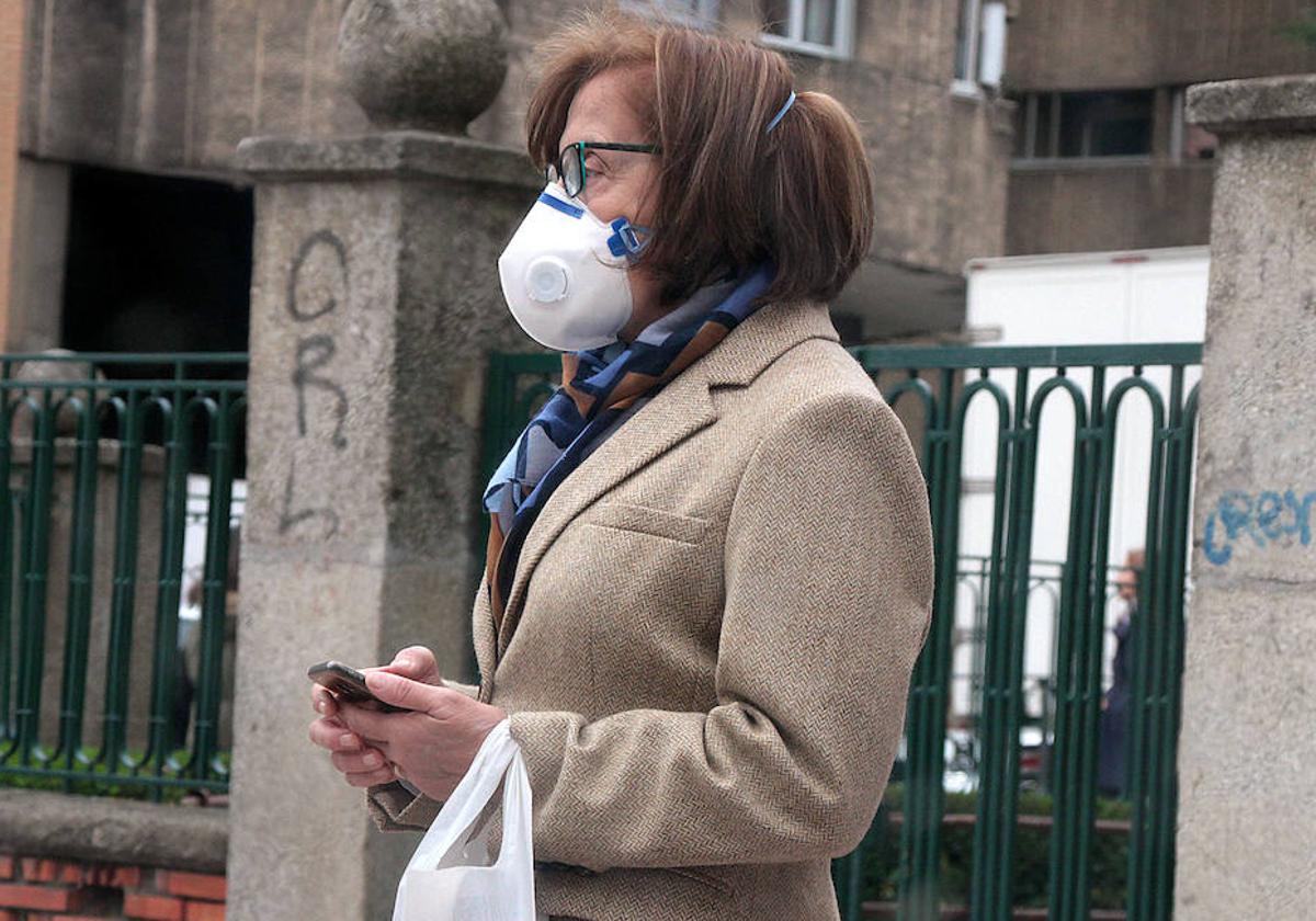 Una mujer con mascarilla en León.