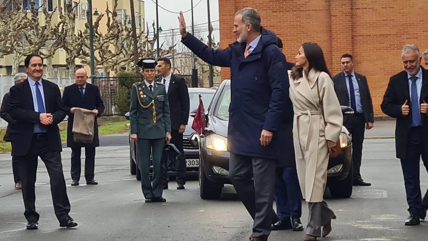 Felipe VI y Letizia saludan a los cientos de leoneses que se agolpaban a la entrada del colegio para ver su llegada.