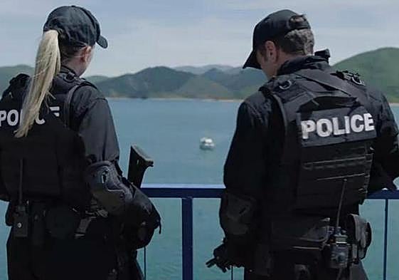 Imagen de la propia serie donde los actores naturales de Riaño se caracterizan de policías.