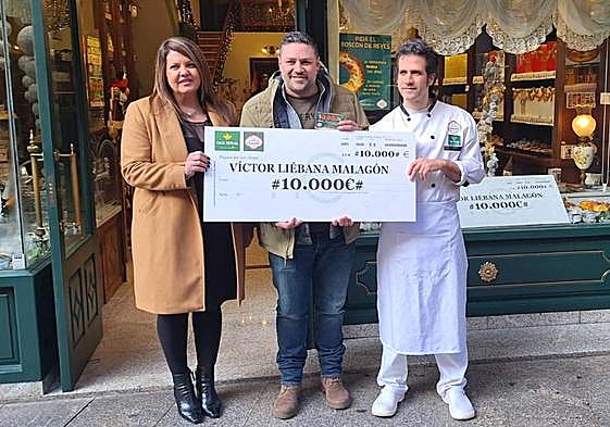 Víctor Liébana, ganador del premio de Confitería Conrado, con la papeleta.