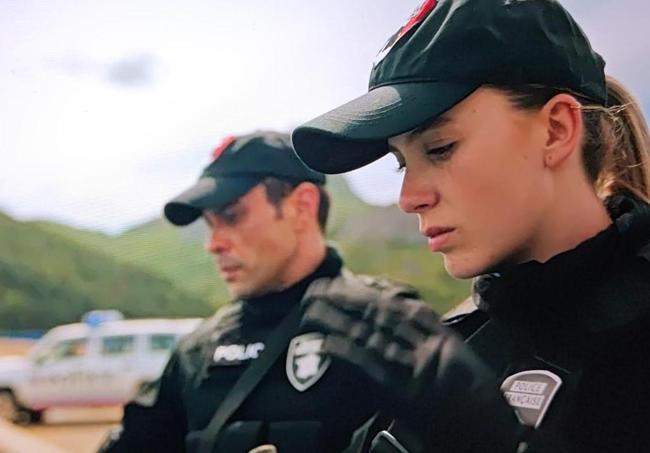 Alberto Sierra y Ángela Alonso caracterizados como policías.