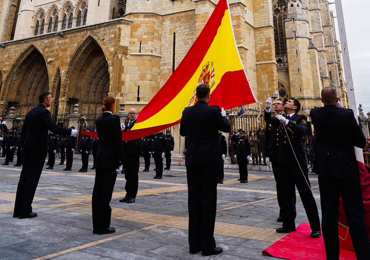 Imagen del izado de bandera en el acto del aniversario del cuerpo.