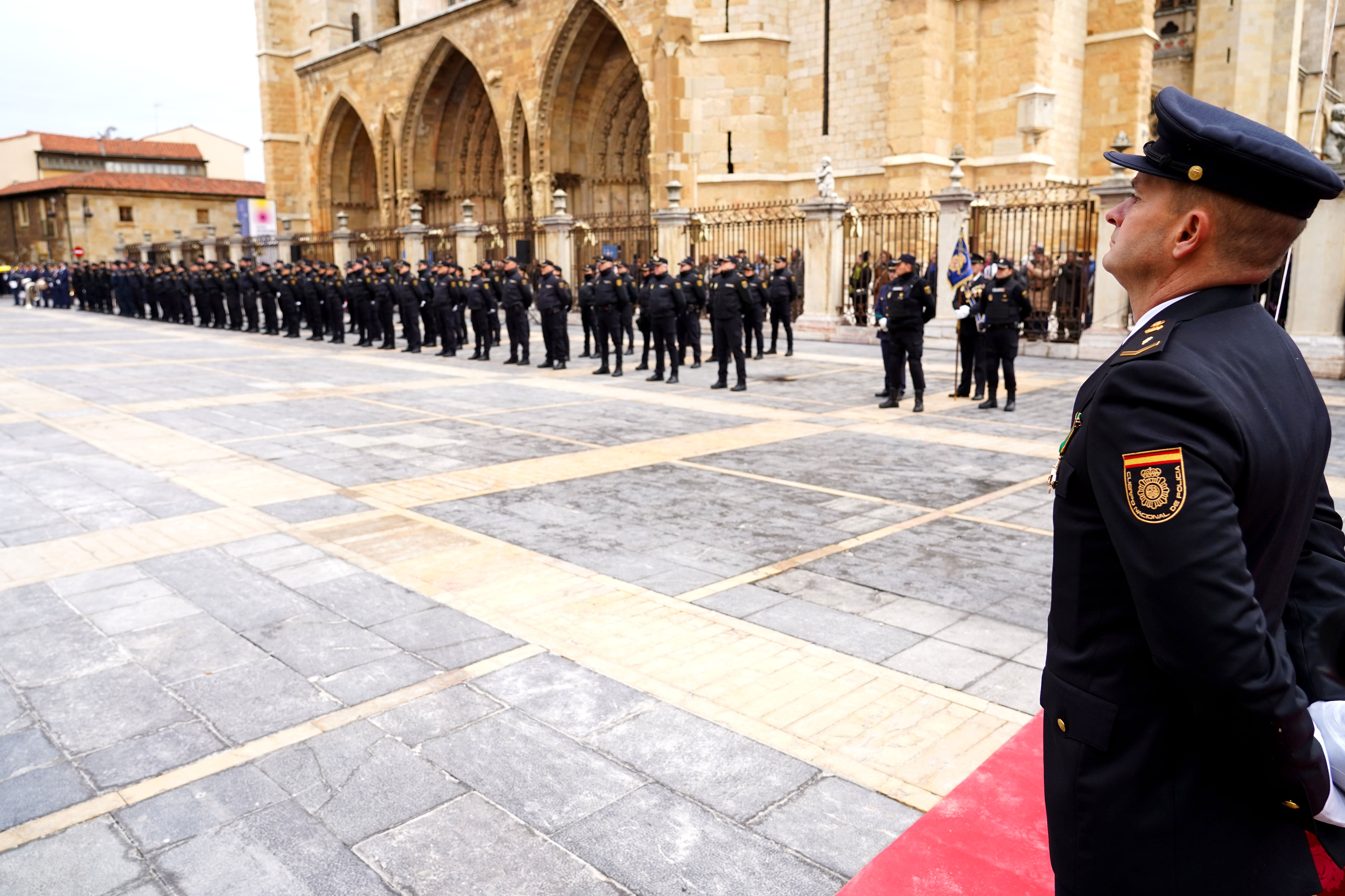 León acoge el acto de izado de la bandera con motivo del 200 aniversario del nacimiento de la Policía Nacional.