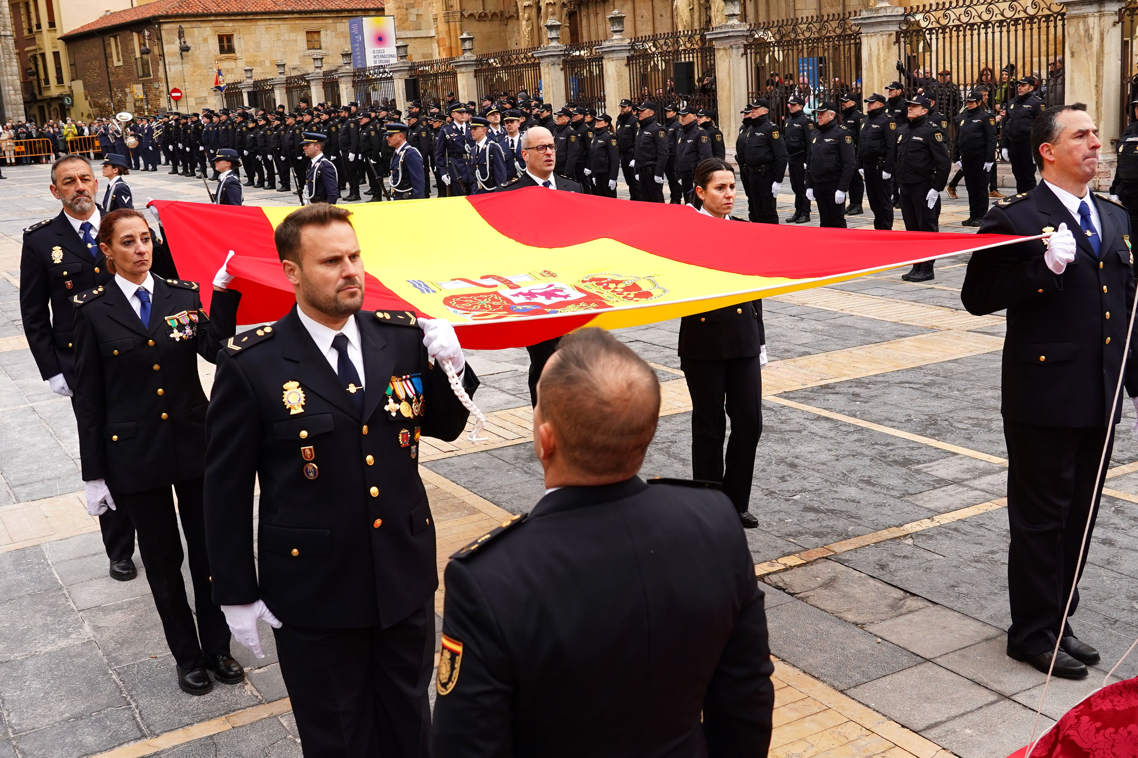 León acoge el acto de izado de la bandera con motivo del 200 aniversario del nacimiento de la Policía Nacional.