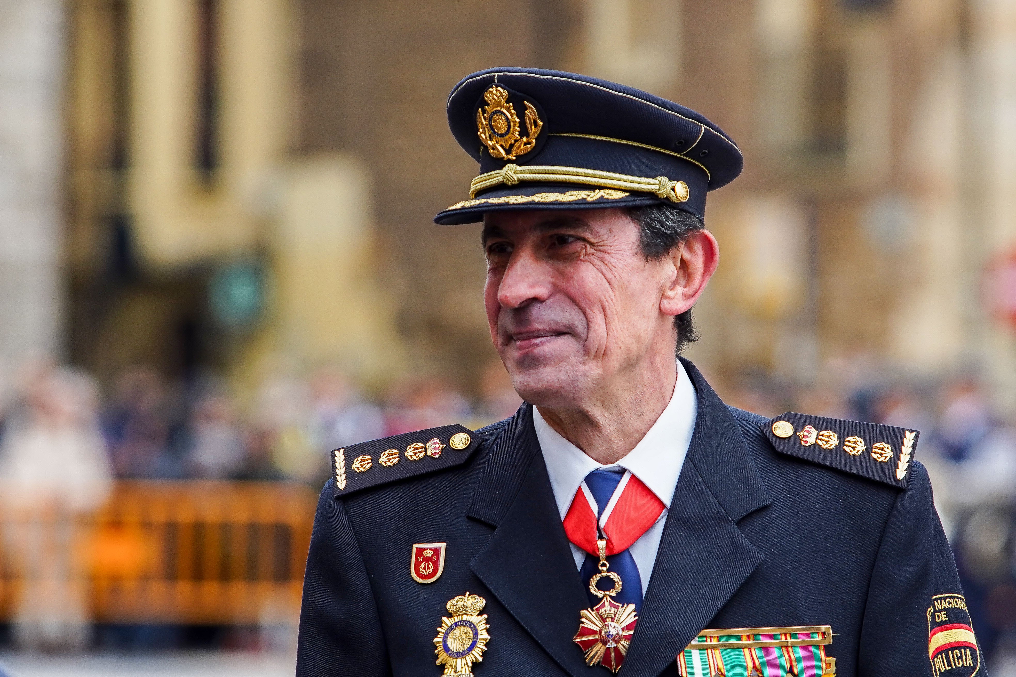 El comisario de la Policía Nacional en León, Miguel Ángel del Diego, durante los actos de izado de la bandera con motivo del 200 aniversario del cuerpo policial.