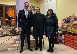 Entrega de la bolsa de caridad de la Cofradía de Nuestra Señora de las Angustias y Soledad de León a la parroquia de la Iglesia del Mercado.
