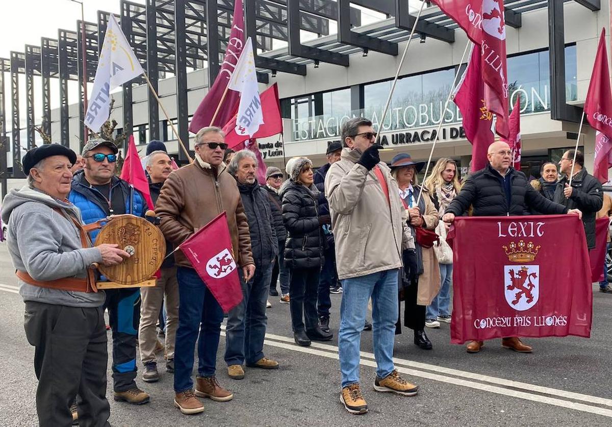 Concentración a las puertas de la estación de autobuses de León.