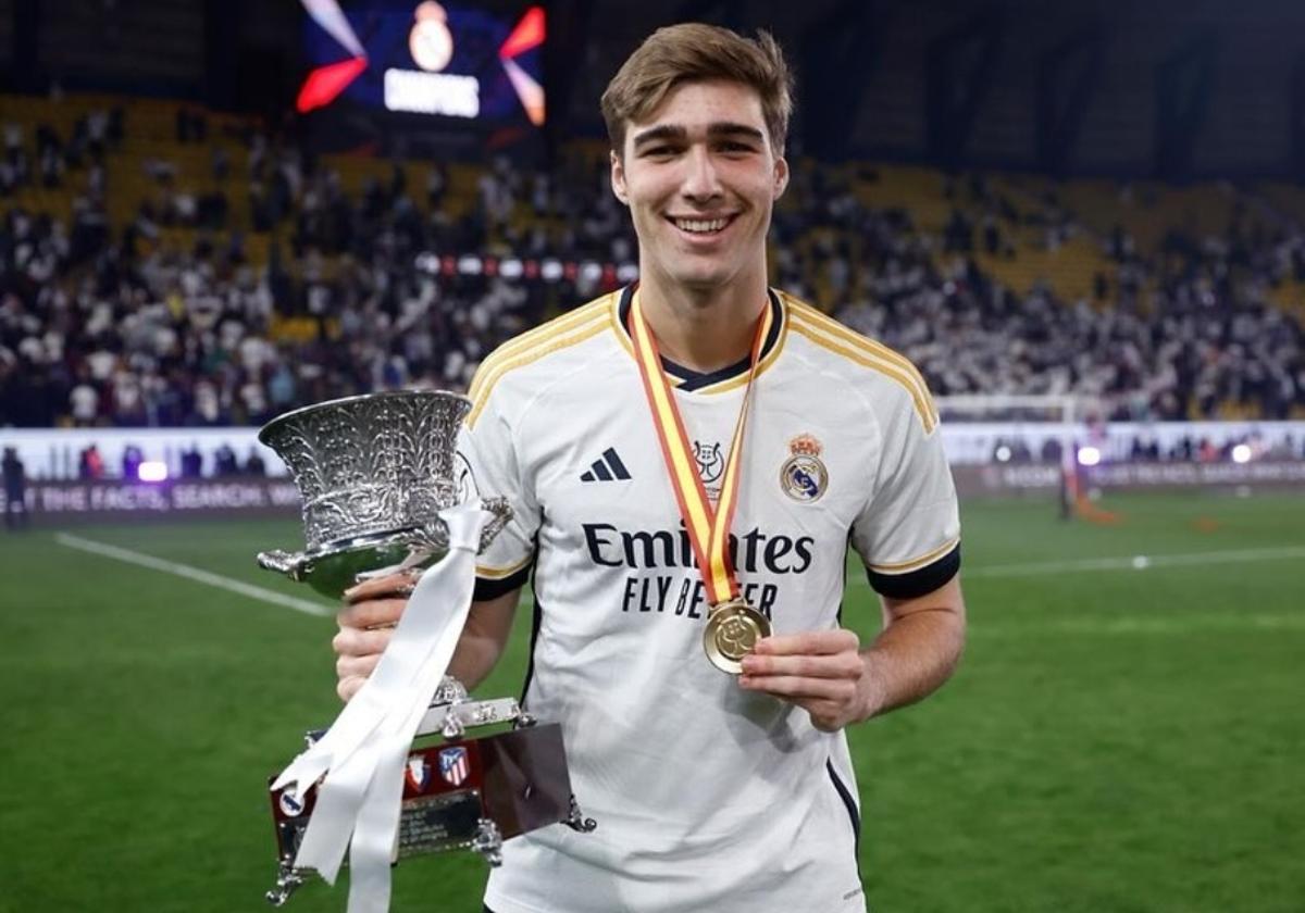 Fran González posa con la medalla y el trofeo de campeón de la Supercopa.