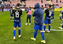 Los jugadores de la Deportiva celebran con su afición la victoria en Logroño.