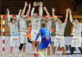 Varios jugadores del Abanca Ademar, entre ellos Santista, Casqueiro y Juan Castro, en un partido de esta temporada.