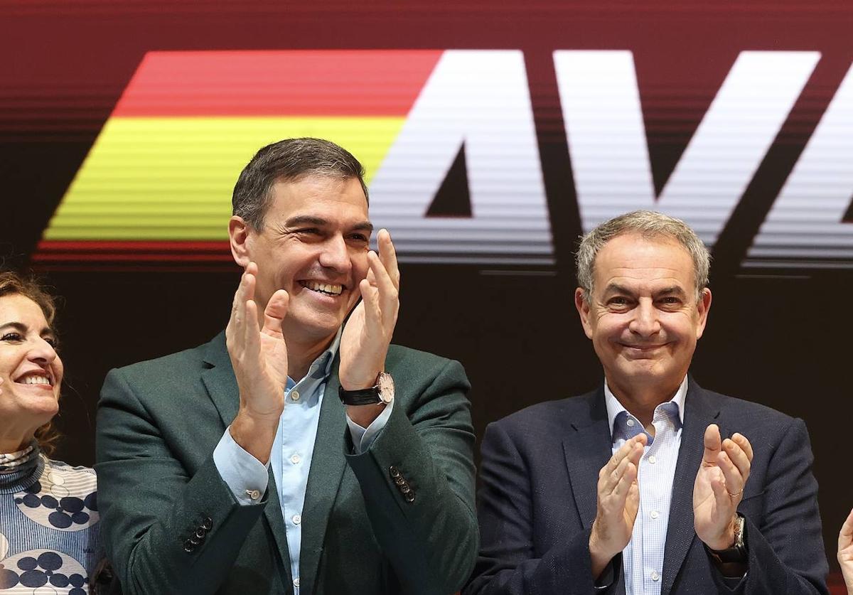 Zapatero junto a Sánchez en un acto en Madrid.