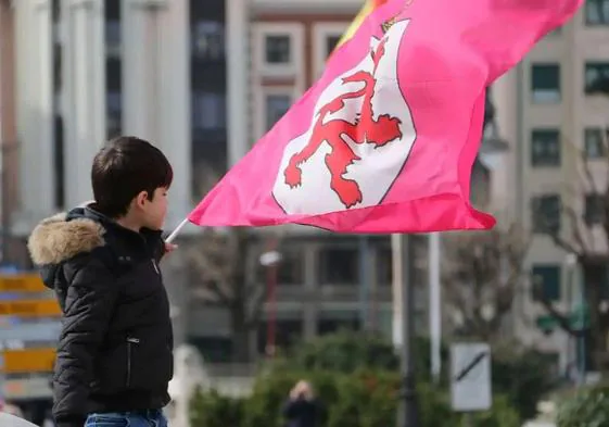 Imagen de archivo de un niño ondeando una bandera de León.