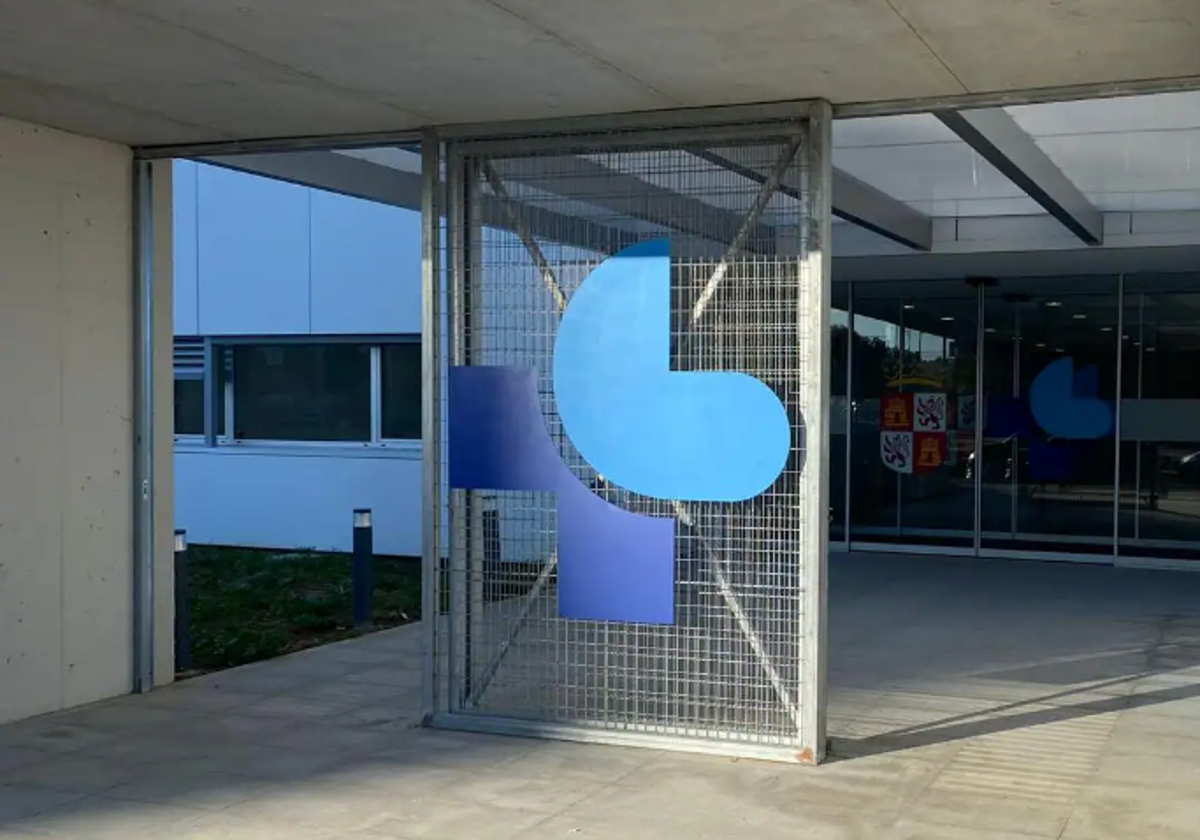 Puerta de acceso principal al centro de salud de El Ejido