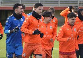 Los jugadores de la Cultu en la última sesión del viernes por la mañana, previa al partido.