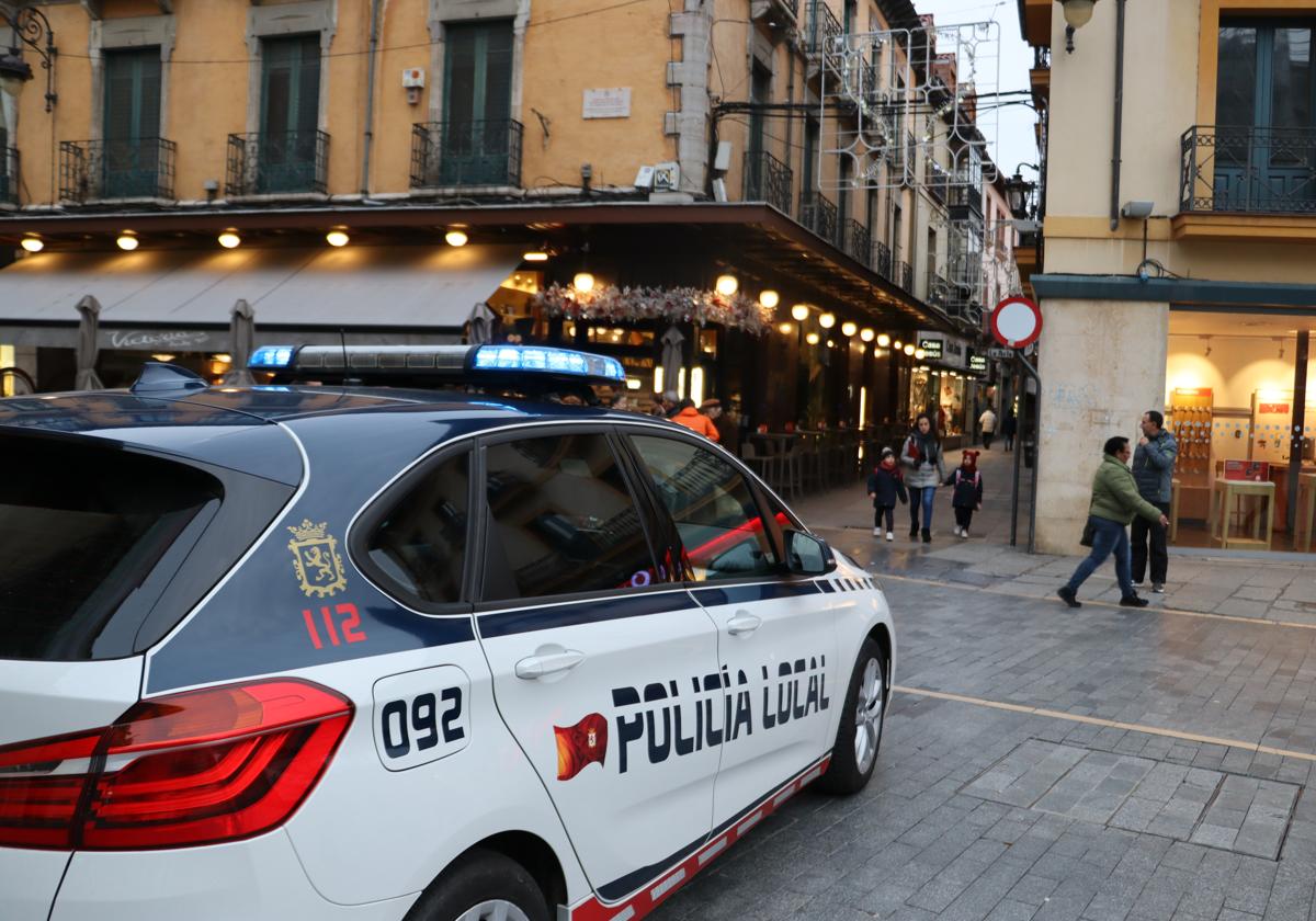 Un coche de la Policía Local en la calle Ancha.