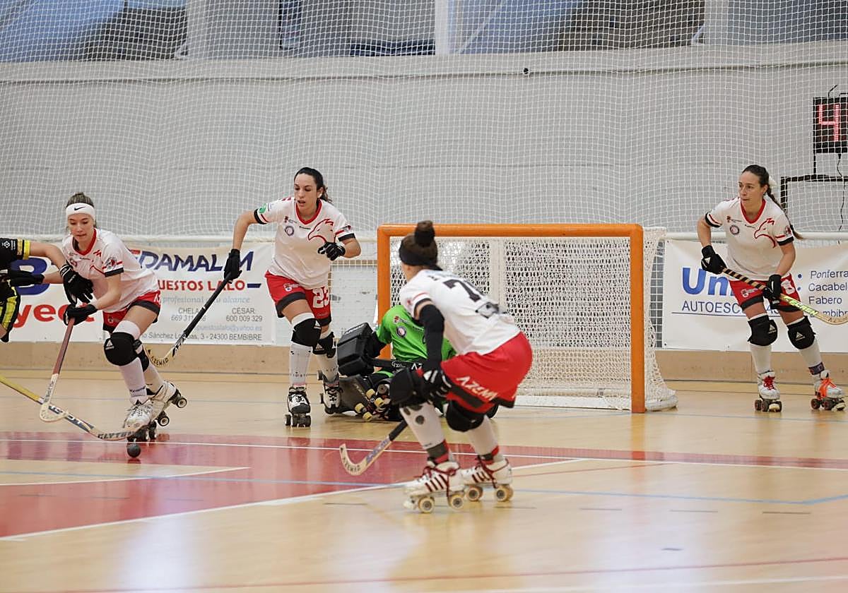 Una imagen del enfrentamiento entre Bemibre Hockey y Mataró.