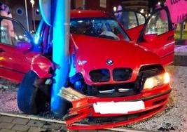 El coche tras la colisión con la rotonda de la plaza de Toros.