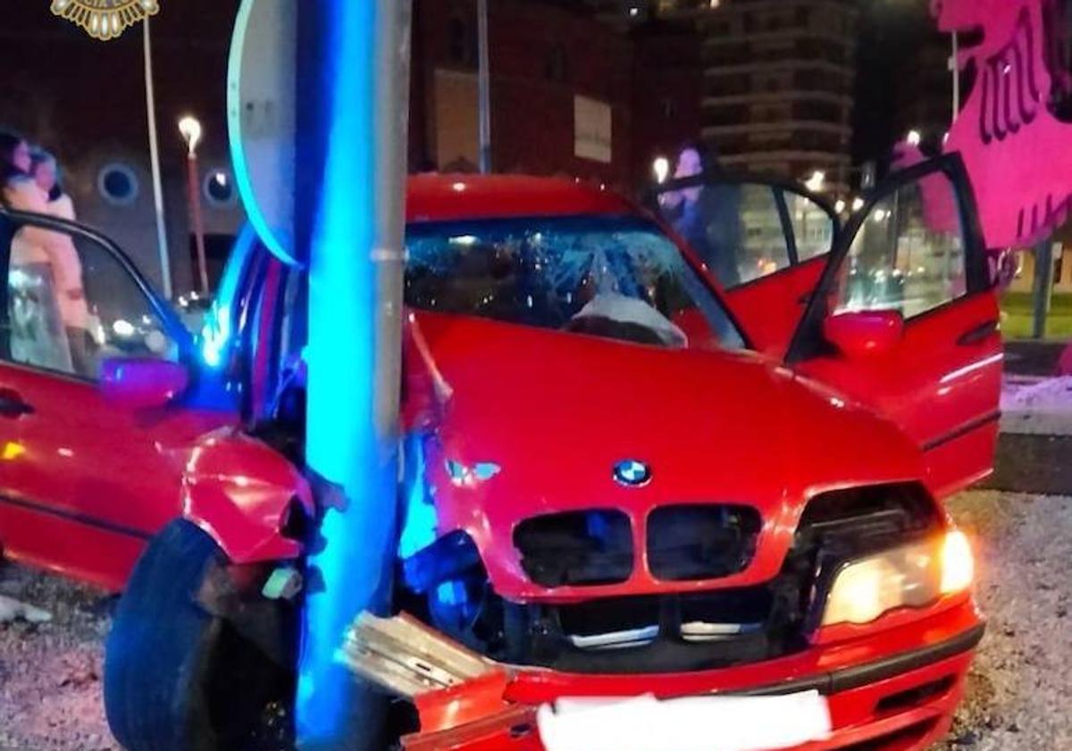 El coche tras la colisión con la rotonda de la plaza de Toros.