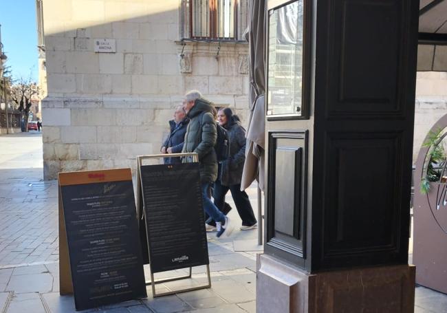 Manolo Lama paseando por León antes del partido.