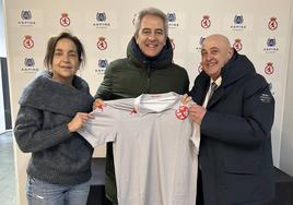 La Cultural entrega a Maolo Lama una camiseta del club tras su visita a León.