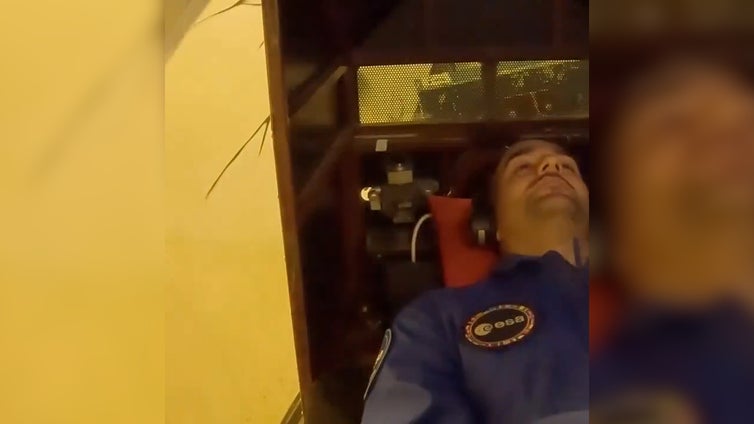 El astronauta leonés Pablo Álvarez prueba la centrifugadora