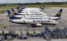 Los aviones de Ryanair en un aeropuerto.