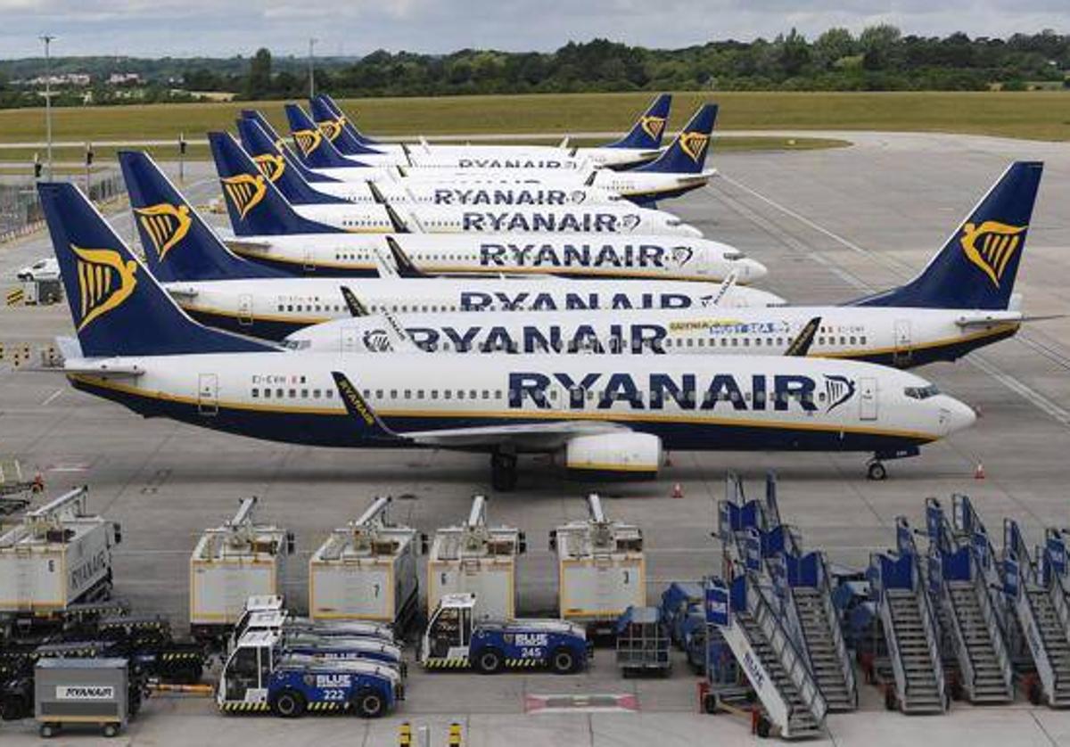 Los aviones de Ryanair en un aeropuerto.