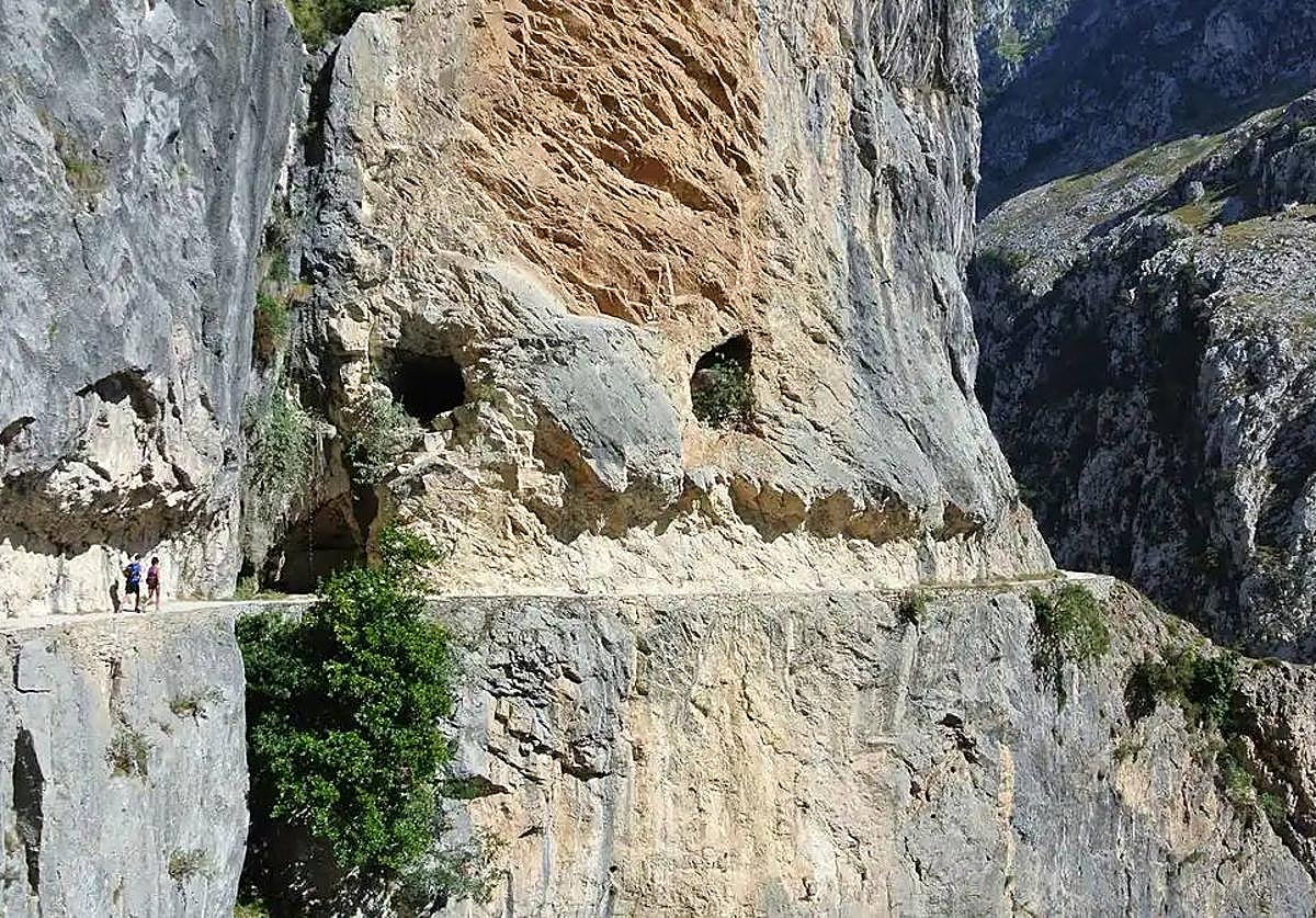 La falta de mantenimiento en el tramo asturiano de la Ruta del Cares, causa del descenso del número de visitantes.