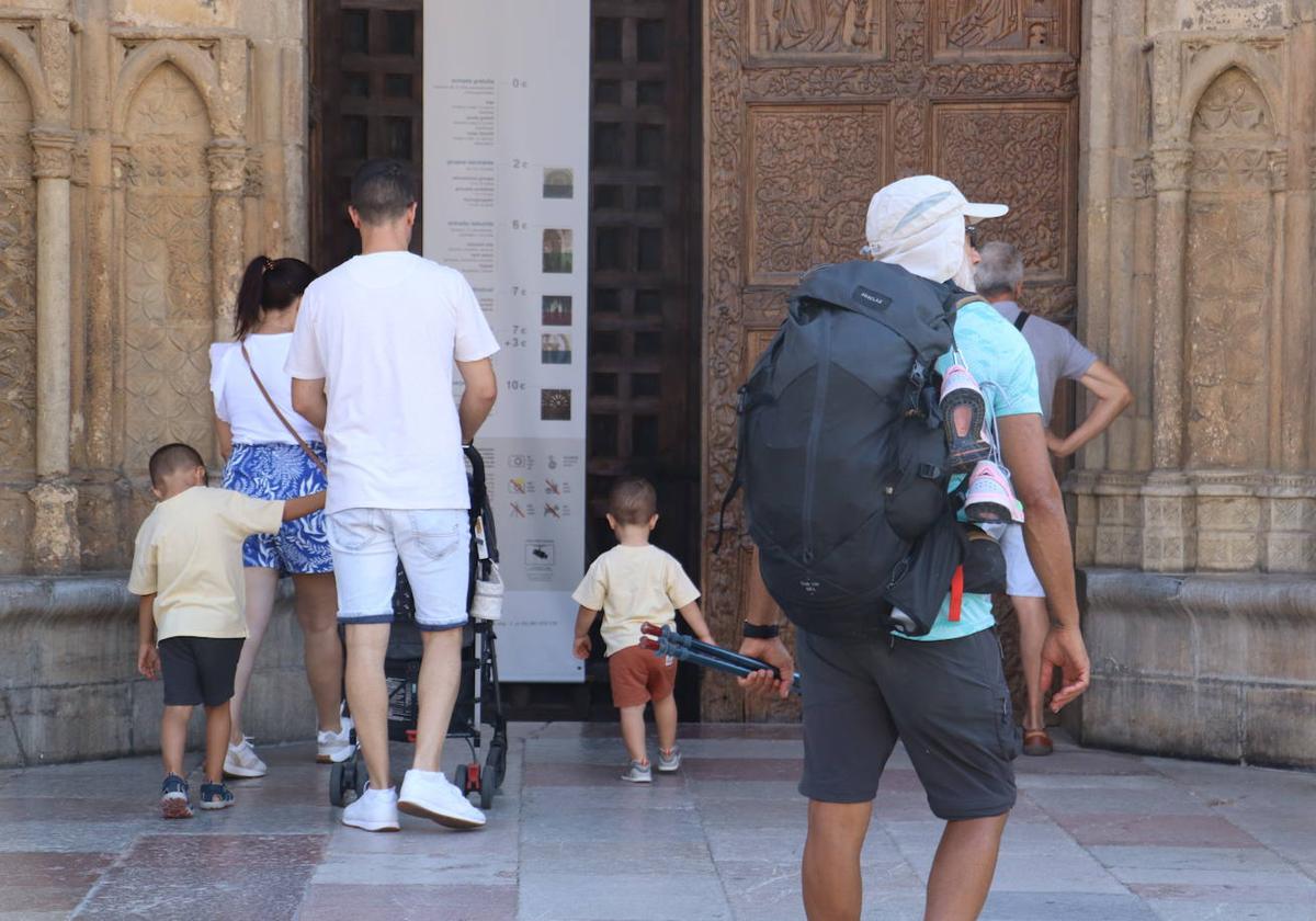 Turistas entrando a la Catedral de León en verano.