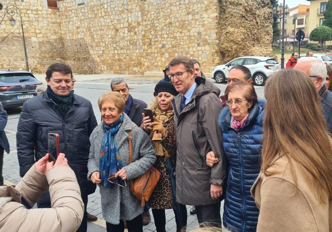 Muchos leoneses se acercaron a ver al líder del Partido Popular.