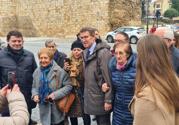 Alberto Nuñez Feijóo posa junto a varios leoeneses que se acercaron a conocerlo.