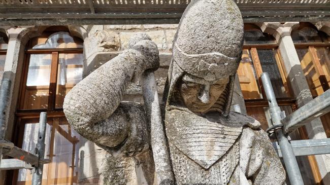 Imagen antes - Intervención de la estatua de San Jorge.