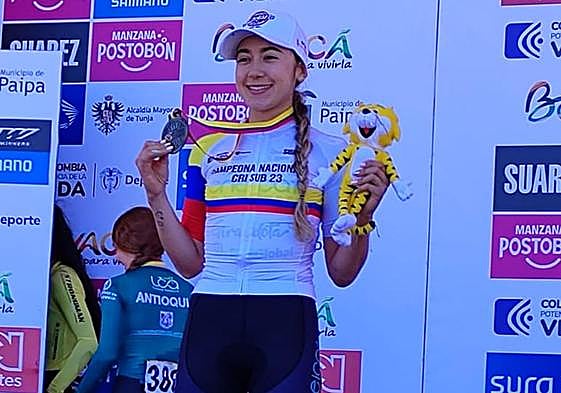 Carolina Vargas posa con el maillot y la medalla que le acreditan como campeona sub-23 de contrarreloj de Colombia.