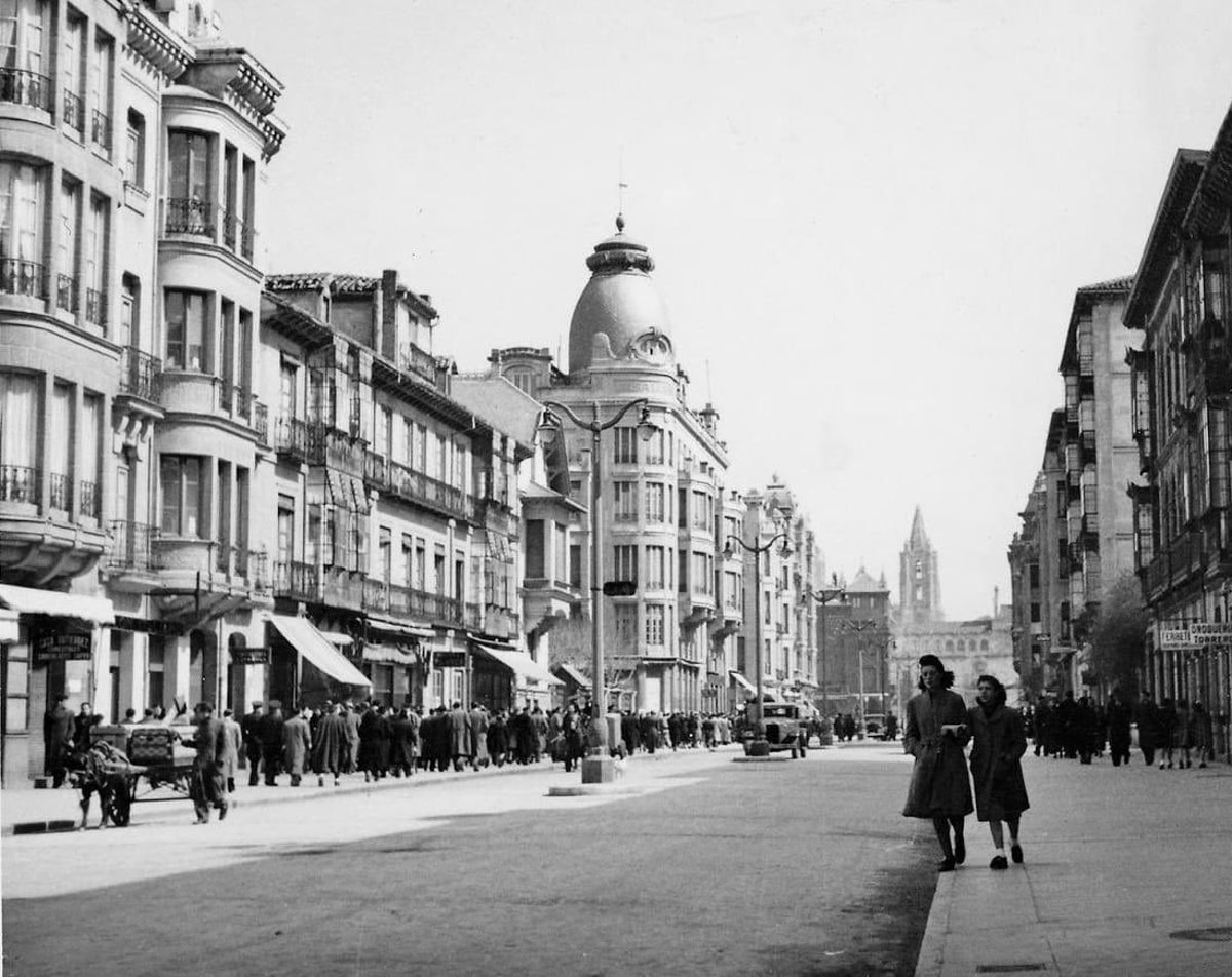 Ordoño II con Casa Lubén en segundo plano y Catedral al fondo. ca.1945.