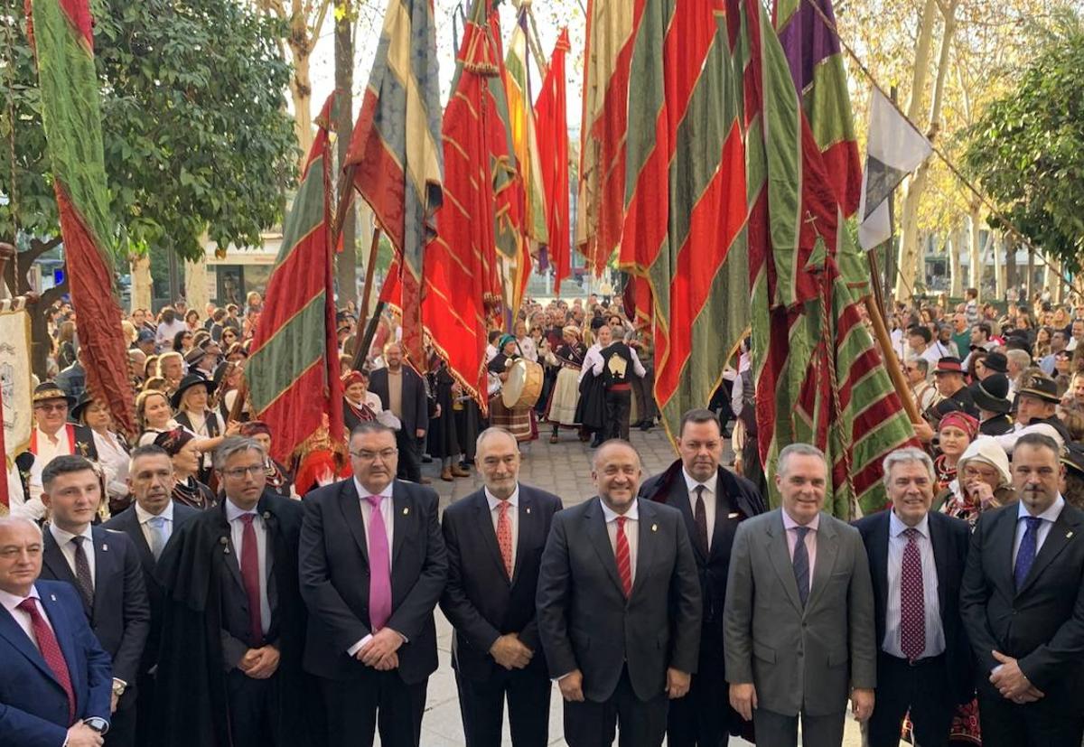 Los pendones al aire en Sevilla.