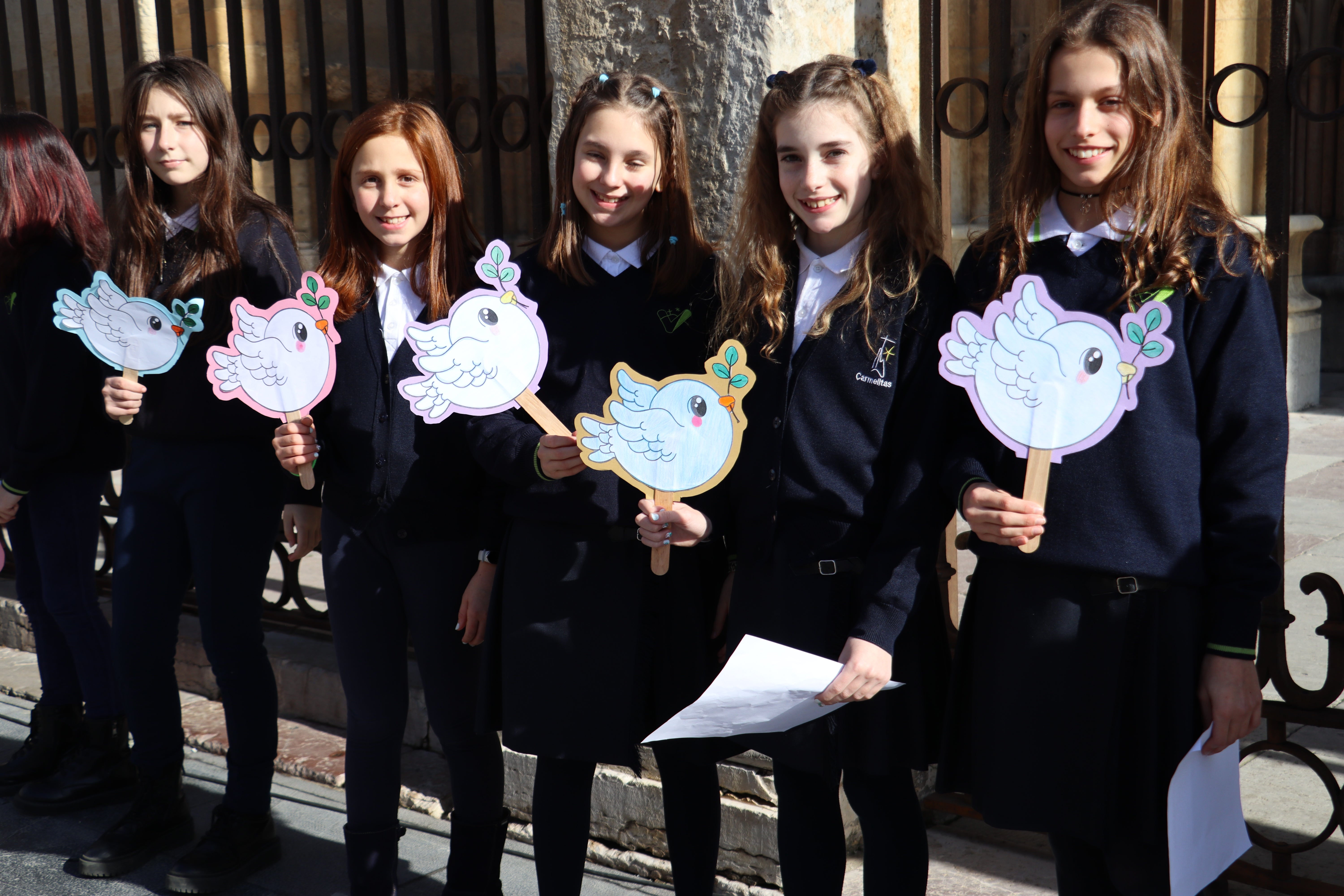 Alumnos del Colegio Carmelitas con las palomas de papel preparadas en actividades del centro.