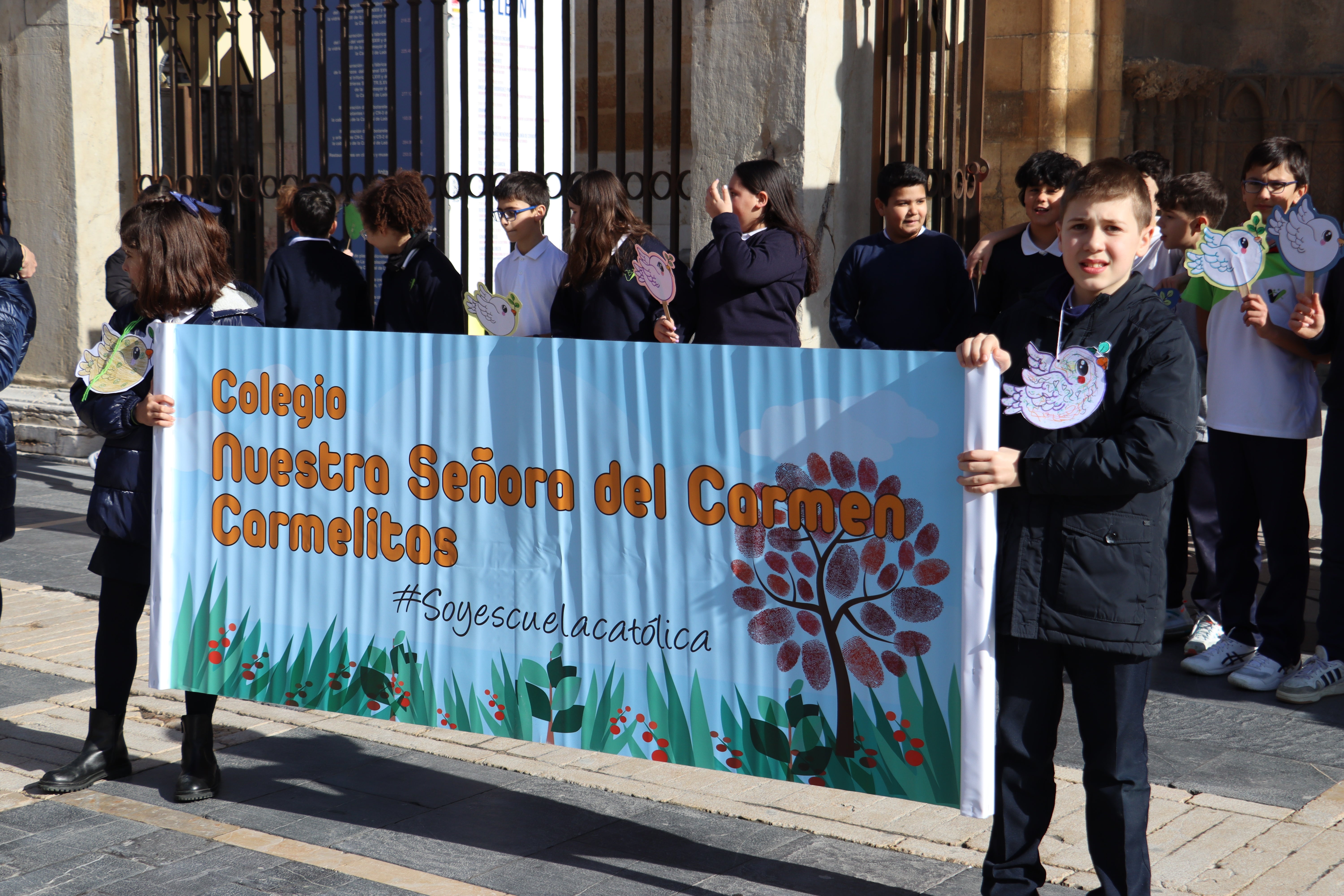 Alumnos de Carmelitas a las puertas de la Catedral de León.