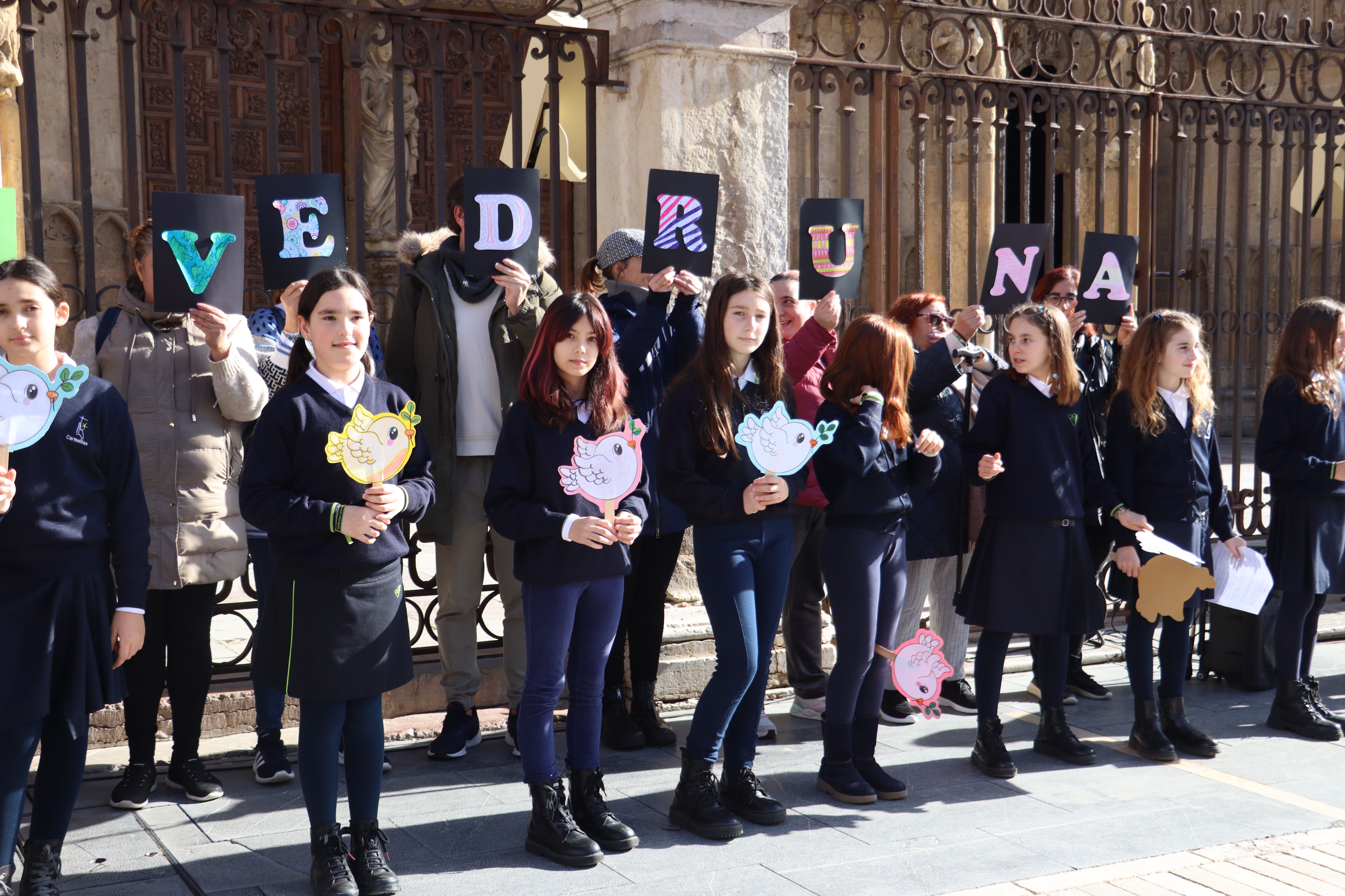 Alumnos de Carmelitas a las puertas de la Catedral de León con sus familiares.