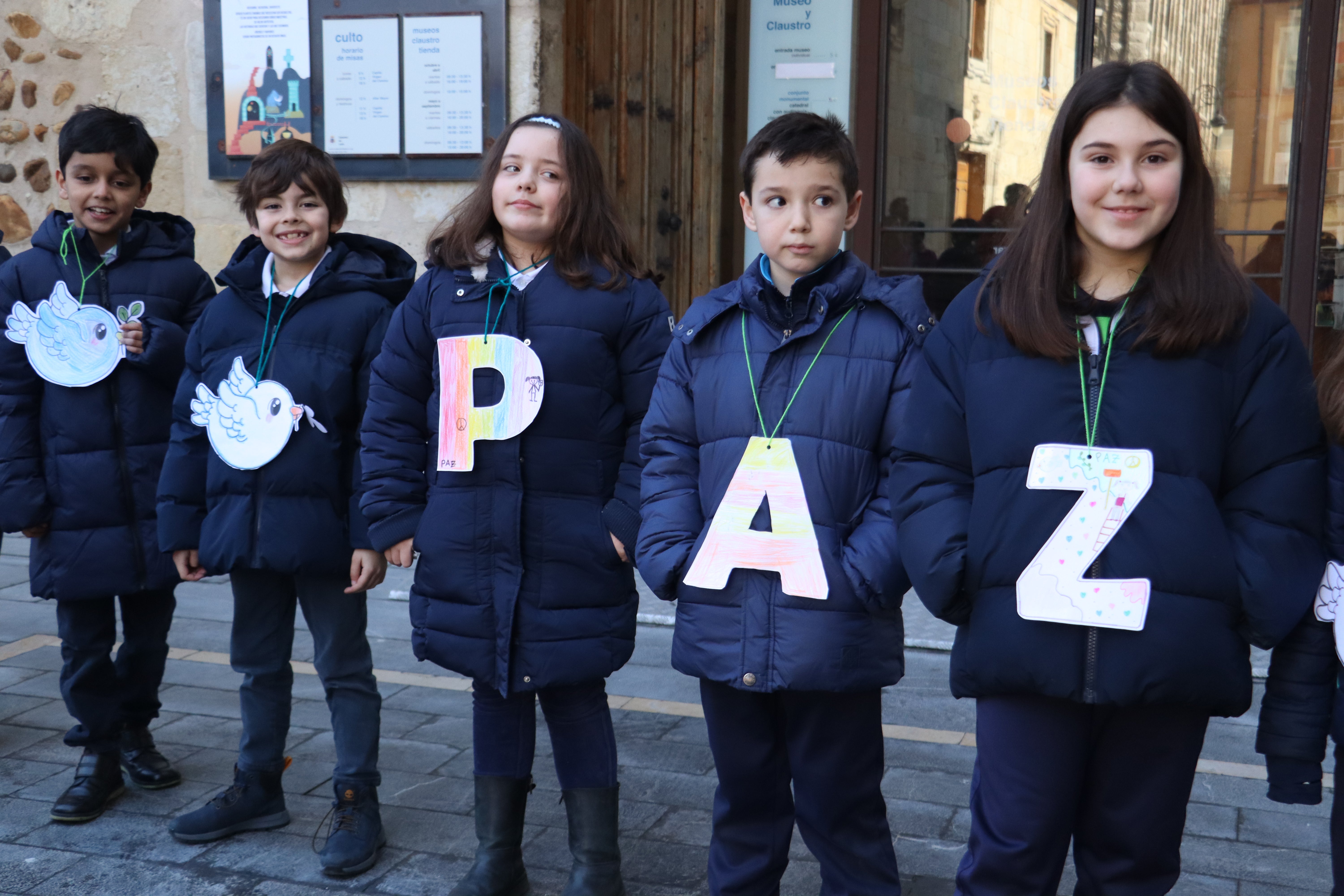 Alumnos del Colegio Carmelitas con sus dibujos preparados por el Día de la Paz.