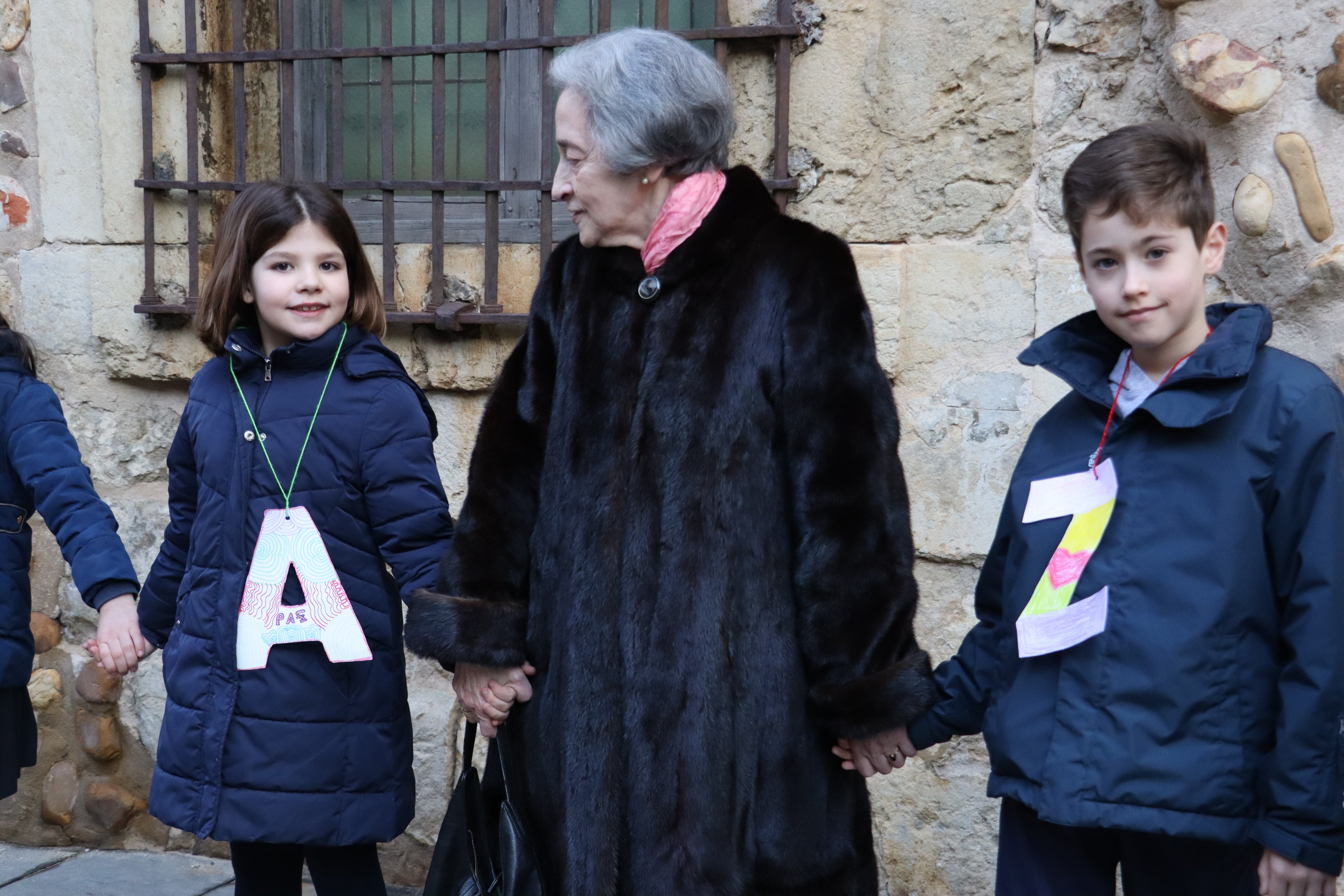 Alumnos del Colegio Carmelitas con sus dibujos preparados por el Día de la Paz.