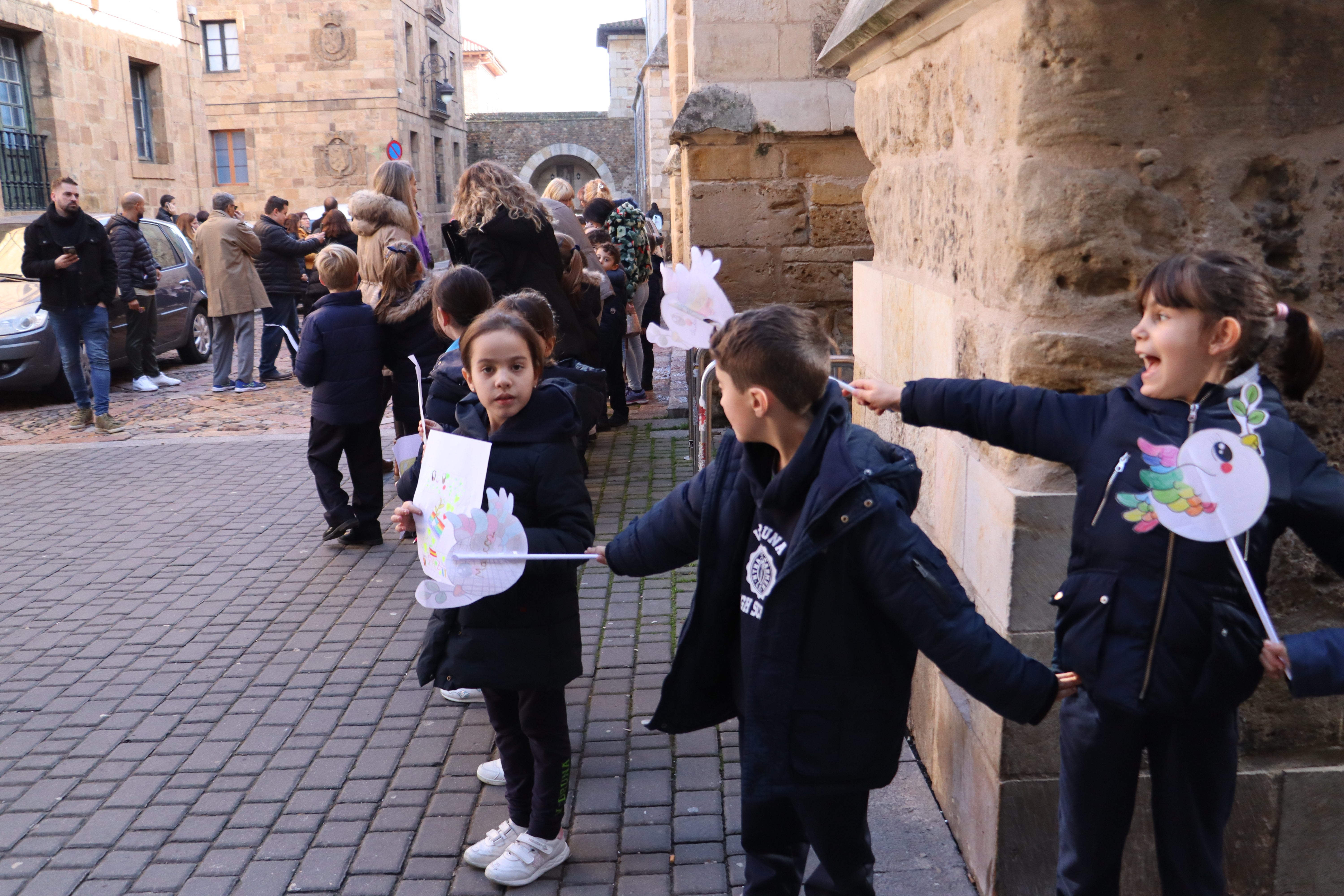 Alumnos del Colegio Carmelitas con sus dibujos preparados por el Día de la Paz.