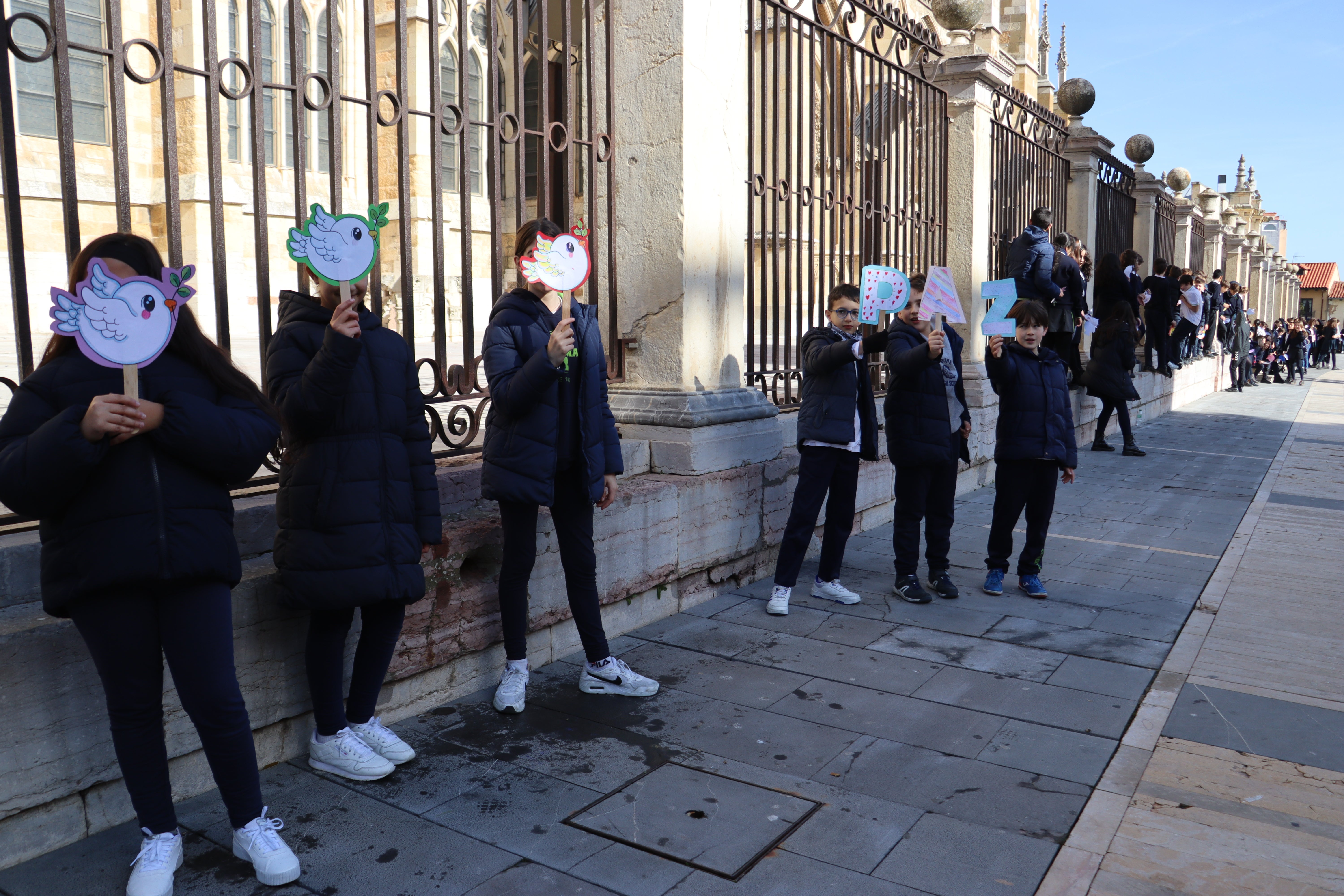 Alumnos del Colegio Carmelitas rodeaban la Catedral de León por la paz.