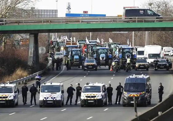 Los campesinos cortan carreteras en Francia y provocan problemas a los camioneros españoles.