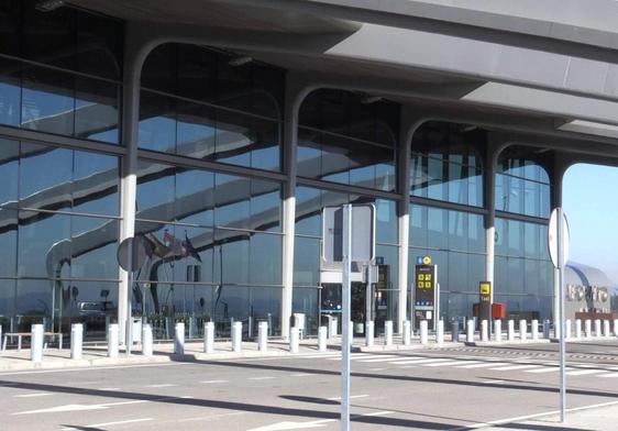 Entrada a la terminal del Aeropuerto de León.